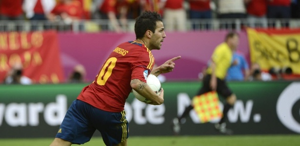 Fábregas comemora seu gol, o do empate diante da seleção italiana