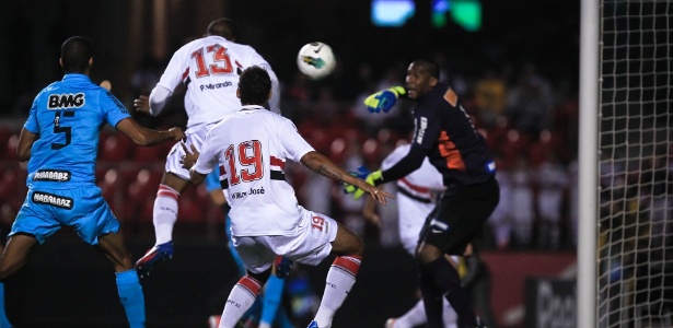 Paulo Miranda fez de cabeça o único gol da vitória do São Paulo sobre o Santos