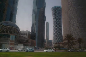 Prédios com arquitetura moderna e em sua maioria espelhados são maioria no centro comercial de Doha, capital do Qatar