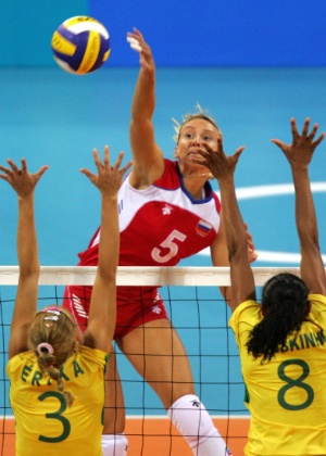 Russa Sokolova encara o bloqueio das brasileiras Érika e Valeskinha na semifinal do vôlei feminino nos Jogos Olímpicos de Atenas-2004 (26/08/2004)