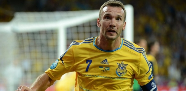Shevchenko comemora após marcar seu segundo gol contra a Suécia