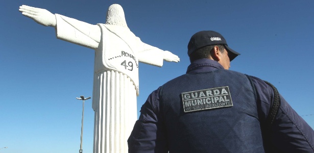 Estátua do Cristo, em BH, foi pichada com a grafia errada do nome de Ronaldinho