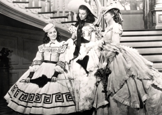 Da esquerda para direita: Ann Rutherford,  Vivien Leigh, como Scarlett O`Hara e Evelyn Keyes, em E o Vento Levou