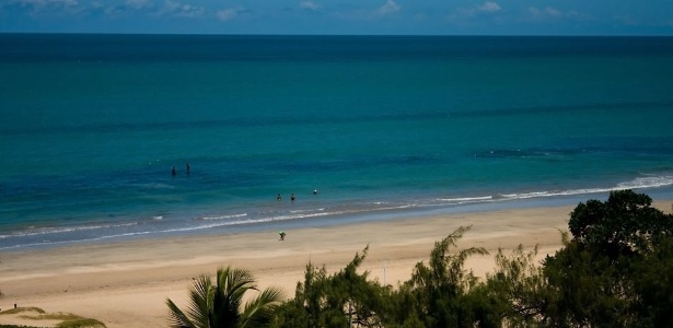 http://imguol.com/2012/06/12/pessoas-se-banham-nas-aguas-da-praia-de-boa-viagem-em-recife-1339539285531_615x300.jpg