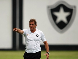 Técnico Oswaldo de Oliveira comandou treino fechado para fazer últimos ajustes no Botafogo
