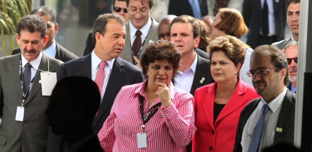 Acompanhada de ministros, a presidente Dilma Rousseff chega para inauguração do Pavilhão Brasil 