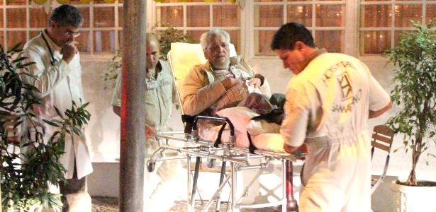 AgNews O ator Lúcio Mauro passou mal em restaurante do bairro do Leblon, no Rio de Janeiro, e foi levado de maca até um hospital da cidade (12/6/12)