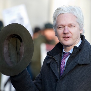 Em foto, de fevereiro deste ano, Assange acena antes de ser julgado na Suprema Corte, em Londres