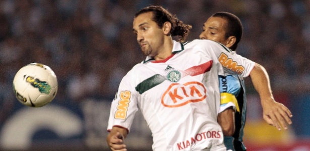 Barcos tenta dominar a bola durante o jogo contra o Grêmio pela Copa do Brasil