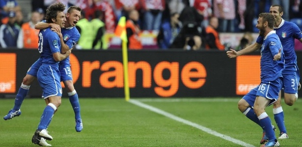 Emanuele Giaccherini abraça Pirlo após camisa 21 marcar gol para a Itália contra a Croácia