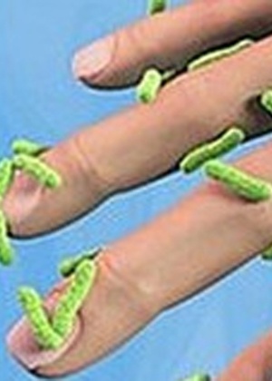 Imagem mostra representação gráfica de bactérias sobre mão humana