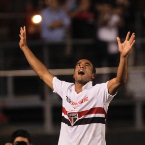 Lucas vibra após marcar seu gol, o único do jogo São Paulo x Coritiba