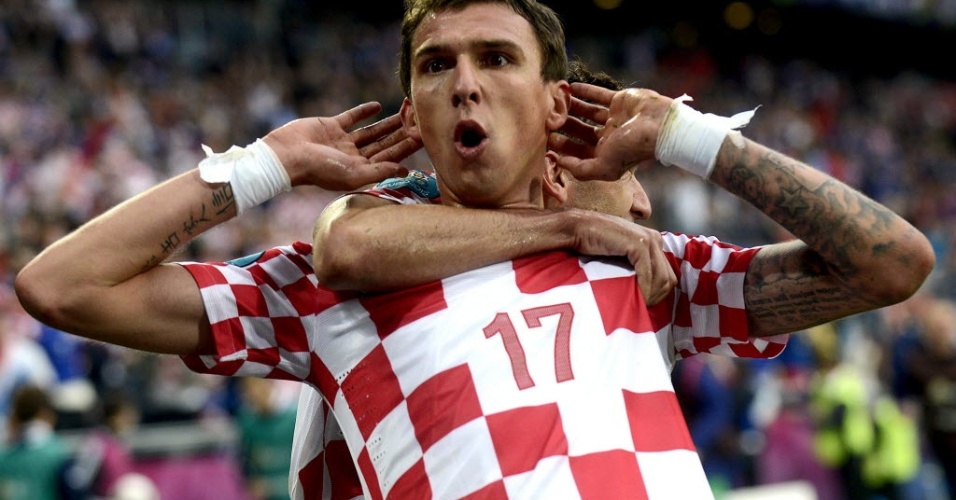 http://imguol.com/2012/06/14/mandzukic-comemora-gol-de-empate-para-a-croacia-na-partida-contra-a-italia-1339697679996_956x500.jpg