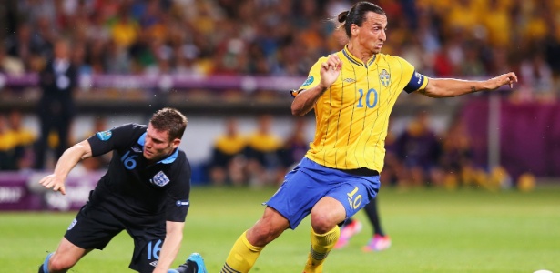 Primeiro astro fora da Euro, Ibrahimovic (dir.) definiu eliminação sueca como 'trágica'