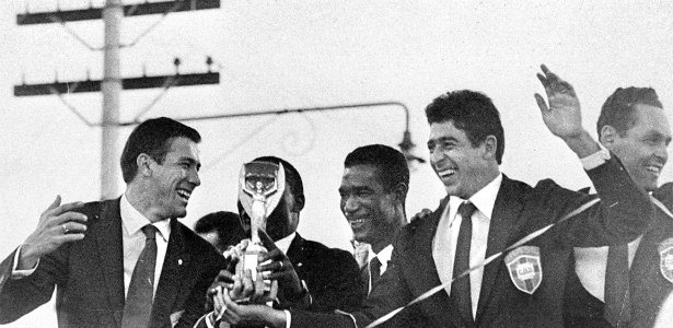 Bellini, Djalma Santos, Didi e Mauro (esq. para dir.) celebram em São Paulo o título mundial de 62