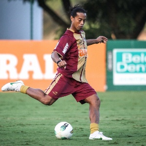 Ronaldinho, que reclamou de incômodo na coxa direita, participou das atividades desta quarta-feira