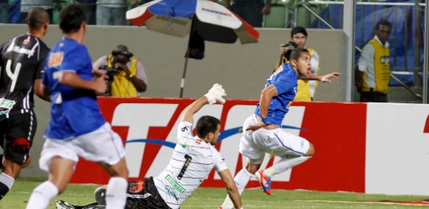 Wellington Paulista corre para comemorar o gol do Cruzeiro contra o Figueirense