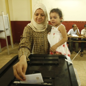 Em imagem de junho deste ano, egípcia lança seu voto em assembleia de votação em Cairo, quando o país elegeu seu primeiro presidente democrático