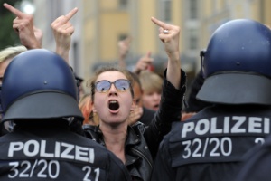 Manifestantes de esquerda fazem protesto em Dresden, na Alemanha, contra uma manifestação neonazista, em junho de 2012