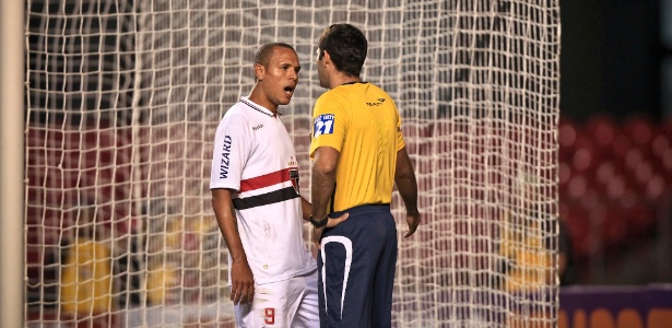 Luis Fabiano discute com o quarto árbitro após ser expulso na partida contra o Atlético