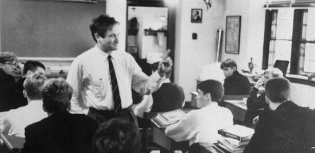 Robin Williams interpreta o professor John Keating no filme "Sociedade dos Poetas Mortos" 