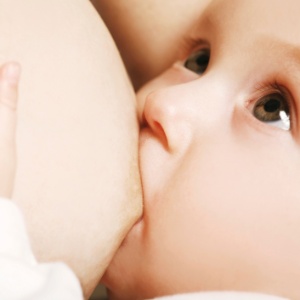 A prática de mamar na primeira hora de vida está fortemente associada à redução do uso de utensílios como chupeta e mamadeira ao longo da infância