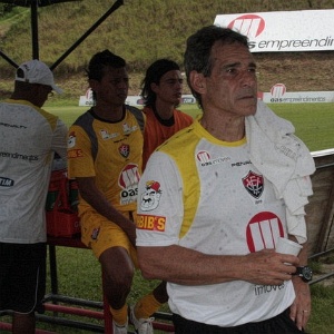 Carpegiani definiu Carlinhos como titular na lateral direita do Vitória para pegar o América-MG