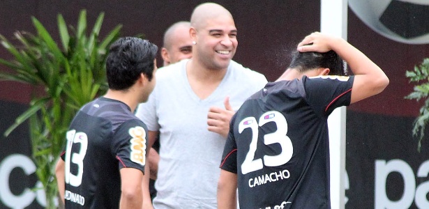 Adriano apareceu mais uma vez no CT do Flamengo bem humorado para fisioterapia