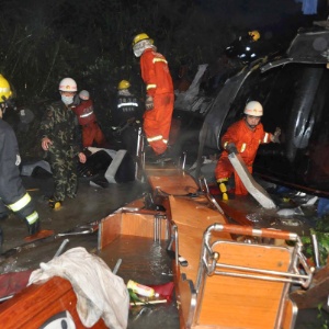 Bombeiros buscam sobreviventes nos escombros de ônibus de passageiros que caiu em barranco