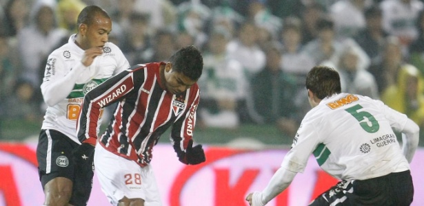 http://imguol.com/2012/06/20/casemiro-tenta-se-livrar-da-marcacao-dos-jogadores-do-coritiba-durante-o-jogo-de-volta-da-semifinal-da-copa-do-brasil-1340242103645_615x300.jpg