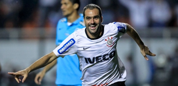 Danilo comemora o gol de empate do Corinthians no duelo contra o Santos