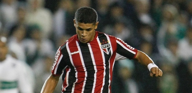 Denílson se prepara para dar um passe no jogo entre Coritiba e São Paulo
