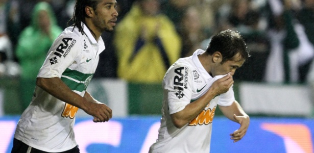 Éverton Ribeiro comemora após marcar o segundo gol contra o São Paulo