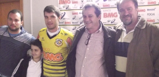 Gustavo Nery posa ao lado dos dirigente do São Bernardo durante sua apresentação
