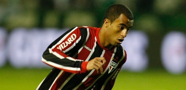 Integrante do estafe de Lucas revelou um acerto verbal com o Paris Saint-Germain. 