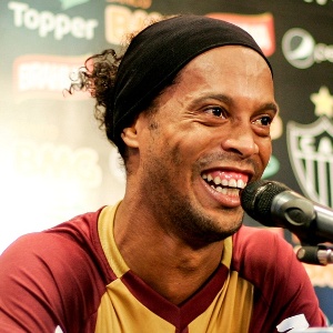 Ronaldinho, que levou uma pancada na coxa direita, fez apenas tratamento nesta terça-feira