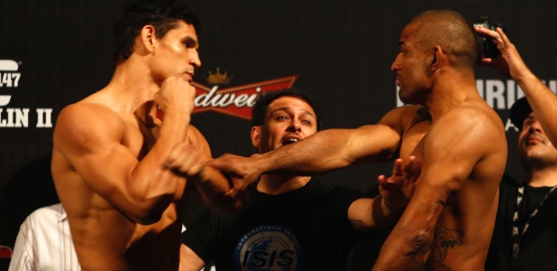 Mutante (esq.) e Serginho quase trocaram socos na pesagem do UFC 147
