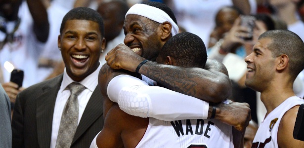 Jogadores do Heat comemoram título, o segundo da equipe e primeiro de LeBron