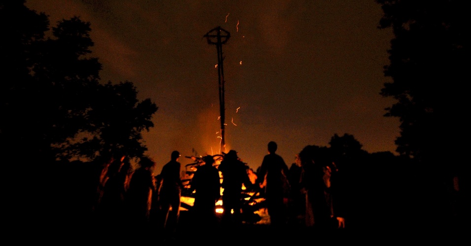 23jun2012---bielorrussos-dancam-em-volta-de-fogueira-em-regiao-rural-de-gomel-a-350-km-de-minsk-capital-de-belarus-a-danca-marca-a-noite-ivana-kupala-um-antigo-ritual-pagao-no-qual-as-pessoas-se-1340452839670_956x500.jpg