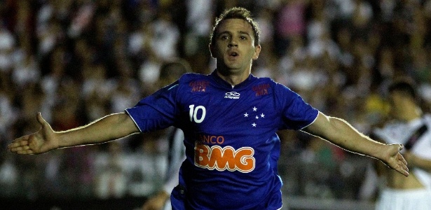Montillo comemora o primeiro gol na vitória sobre o Vasco por 3 a 1 em São Januário