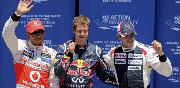 Sebastian Vettel (ao centro) comemorou a pole e comparou a F-1 ao futebol