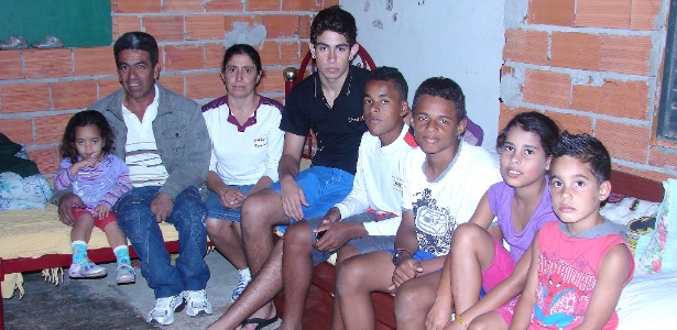 O casal Adriana e Eliel posa com os seis filhos na casa onde moram em Sorocaba, no interior de São Paulo