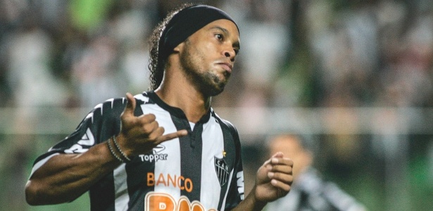 Ronaldinho terá que esperar mais algumas semanas para reencontrar o Flamengo