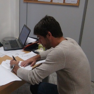 Juninho assinou o novo contrato com o Vasco na manhã desta segunda-feira, em São Januário