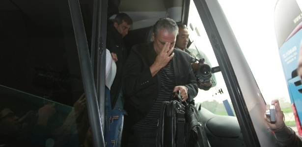 Técnico Tite desce do ônibus em embarque para a Argentina no aeroporto de Guarulhos