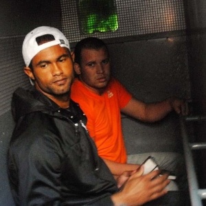 Imagem mostra goleiro Bruno e seu amigo Luiz Henrique Romão, o Macarrão, sendo transferidos em julho de 2010