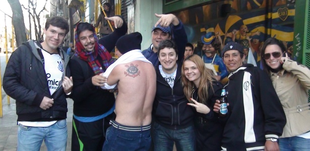 Torcedores do Corinthians tentam conseguir ingressos para a final em Buenos Aires