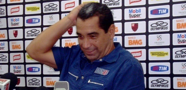 Zinho procurou minimizar as polêmicas envolvendo Adriano e o técnico Joel Santana