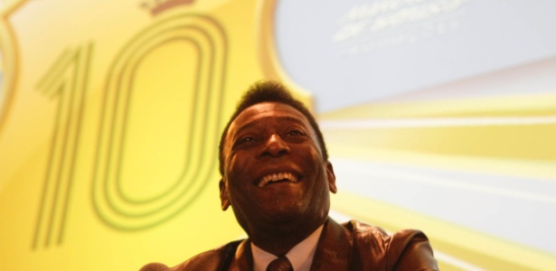 Pelé esteve na Vila Belmiro para acompanhar duelo entre Santos e Botafogo 