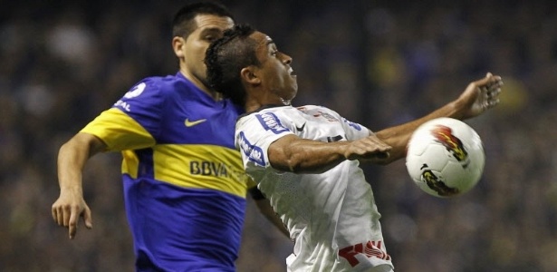 Jorge Henrique domina a bola antes de se machucar no jogo contra o Boca Juniors